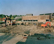 828330 Afbeelding van werkzaamheden tijdens de renovatie van Zwembad Merwestein (Merweplein 1) te Nieuwegein.